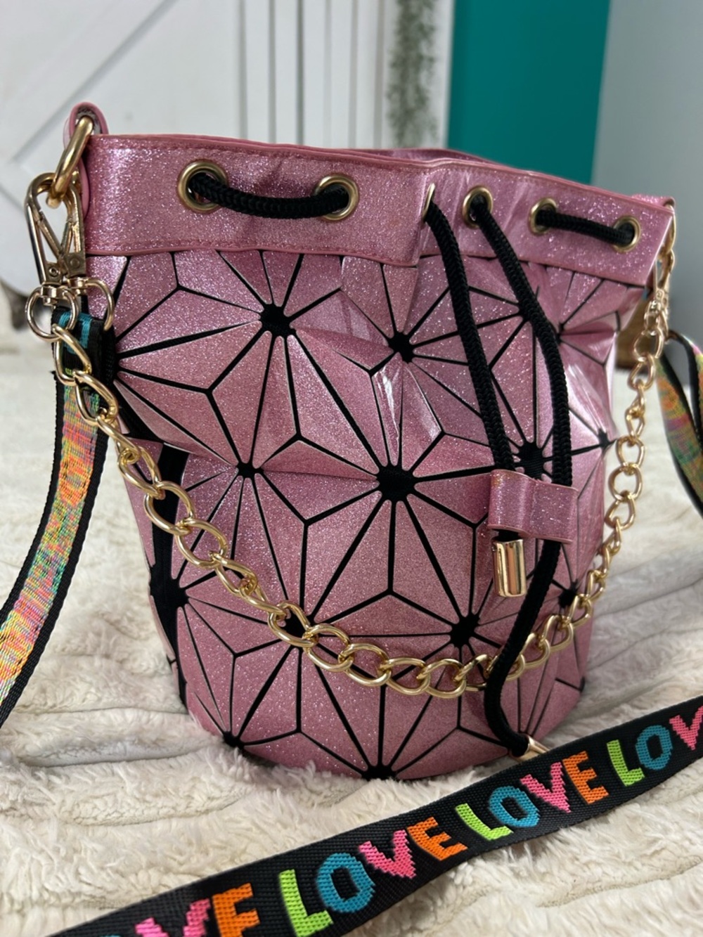 Pink Geometric Drawstring Bucket Bag with Gold Chain - Picture 3 of 11